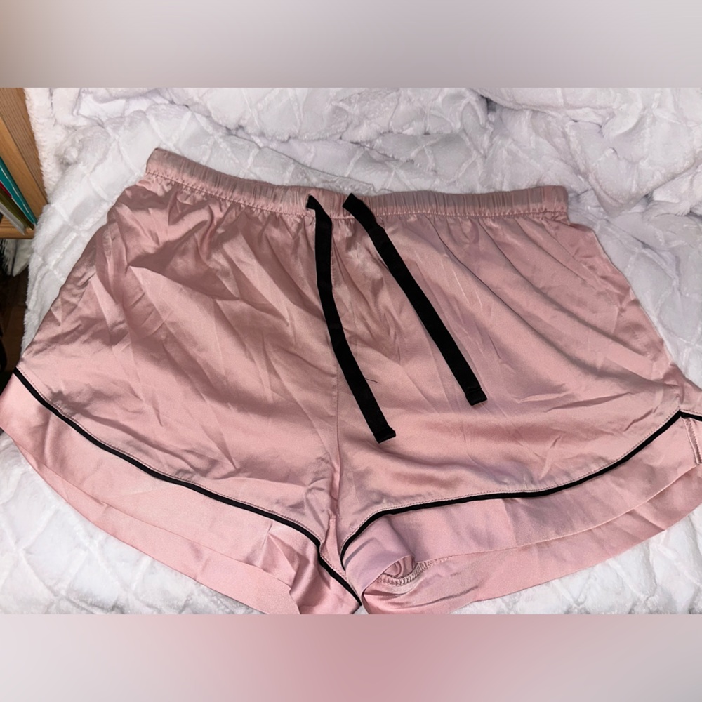 🌸NWT PAJAMA BOTTOMS-pink silky